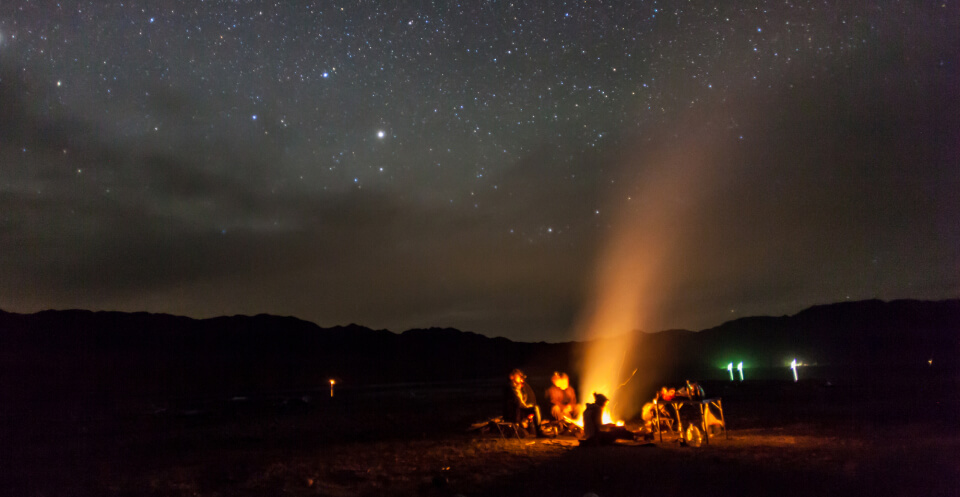 Night-camping-under-the-stars-Mountains
